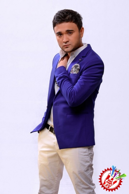 Шоҳруҳхон концерт олдидан кутилмаган туҳфалар тақдим этмоқда