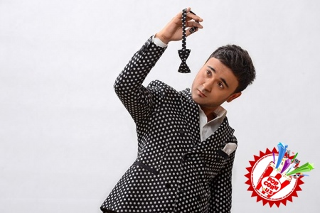 Шоҳруҳхон концерт олдидан кутилмаган туҳфалар тақдим этмоқда