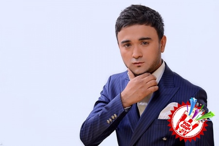 Шоҳруҳхон концерт олдидан кутилмаган туҳфалар тақдим этмоқда