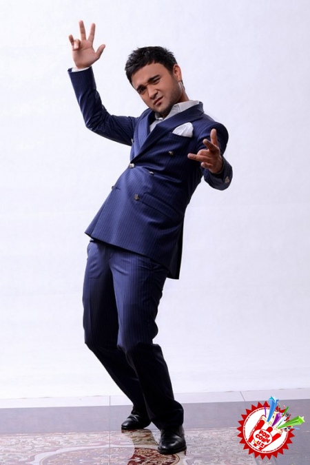 Шоҳруҳхон концерт олдидан кутилмаган туҳфалар тақдим этмоқда