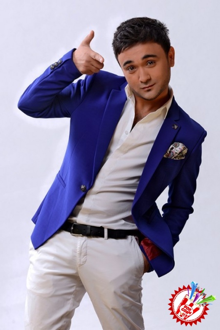 Шоҳруҳхон концерт олдидан кутилмаган туҳфалар тақдим этмоқда