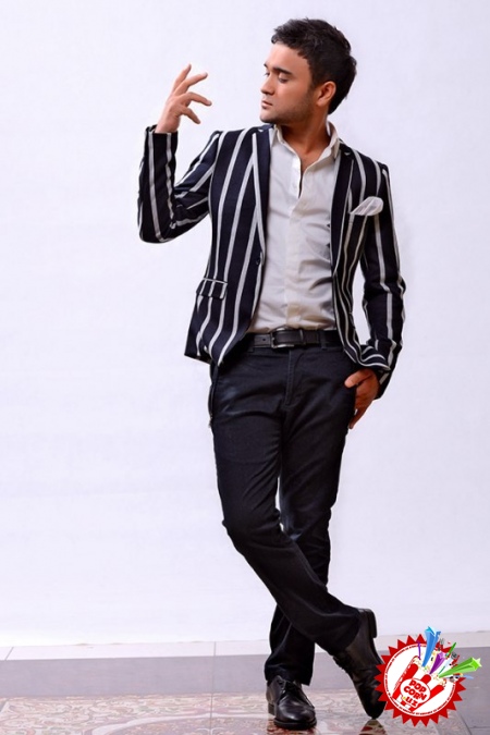 Шоҳруҳхон концерт олдидан кутилмаган туҳфалар тақдим этмоқда