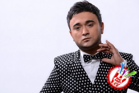 Шоҳруҳхон концерт олдидан кутилмаган туҳфалар тақдим этмоқда