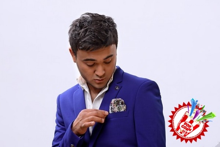 Шоҳруҳхон концерт олдидан кутилмаган туҳфалар тақдим этмоқда