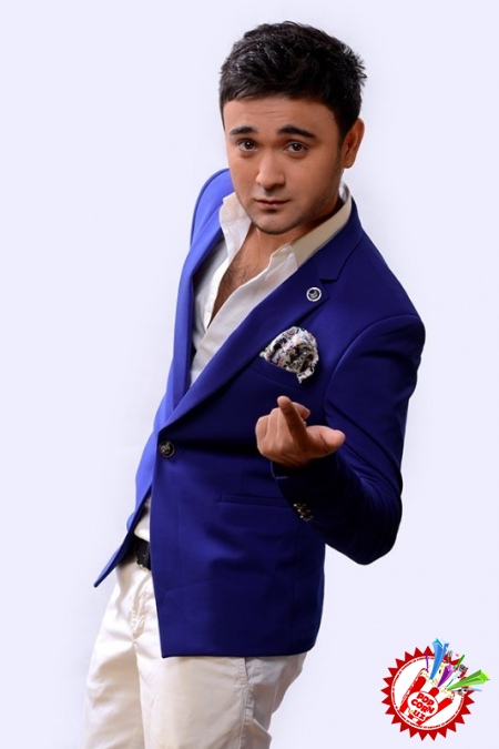 Шоҳруҳхон концерт олдидан кутилмаган туҳфалар тақдим этмоқда