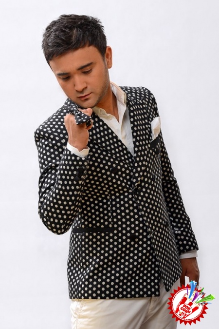 Шоҳруҳхон концерт олдидан кутилмаган туҳфалар тақдим этмоқда