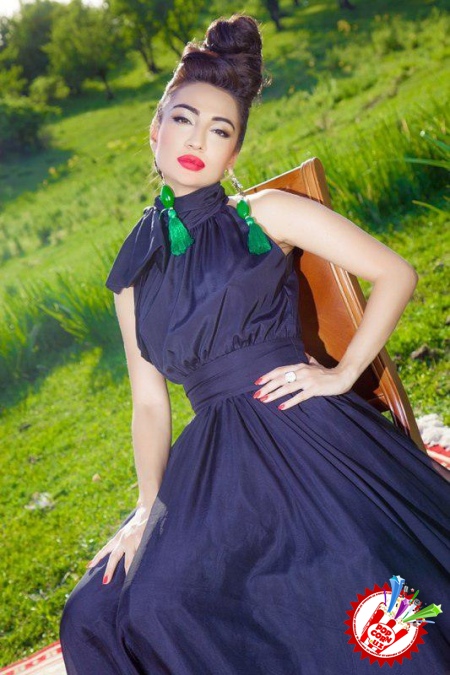 Муниса Ризаева... айримлар унга бахт тилашди, аммо, жахли чиққан ашаддий мухлислар ҳам бўлди...