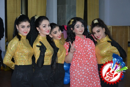 Эстрадамиз юлдузи Шоҳруҳхонни муборакбод этамиз