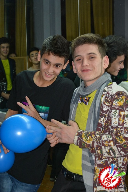 Эстрадамиз юлдузи Шоҳруҳхонни муборакбод этамиз