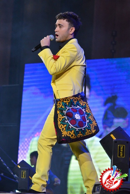 Эстрадамиз юлдузи Шоҳруҳхонни муборакбод этамиз