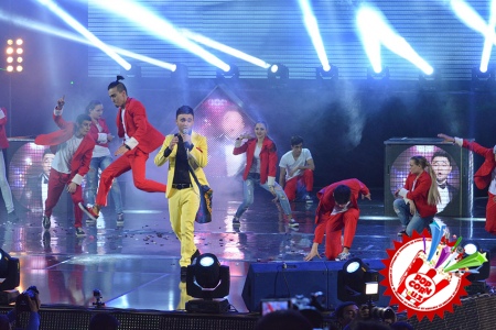 Эстрадамиз юлдузи Шоҳруҳхонни муборакбод этамиз