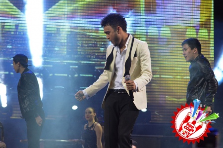 Эстрадамиз юлдузи Шоҳруҳхонни муборакбод этамиз