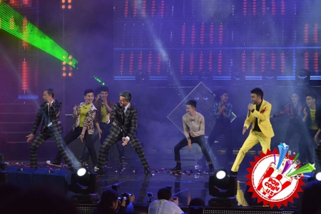 Эстрадамиз юлдузи Шоҳруҳхонни муборакбод этамиз