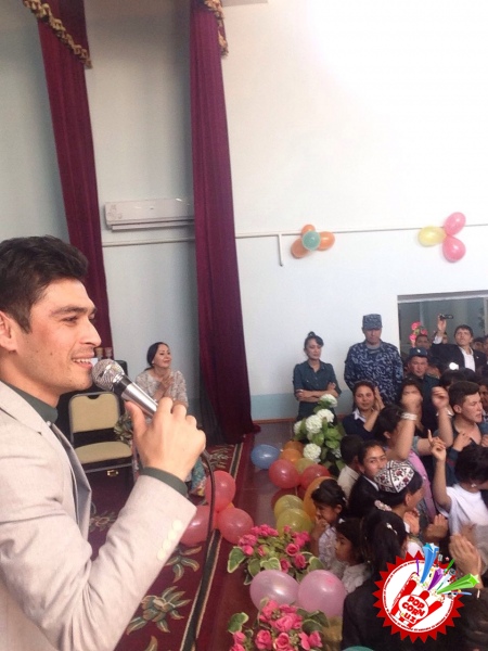 Карши шаҳрининг бир қатор туманларида ўзбек санъаткорлари концерт туҳфа этишди