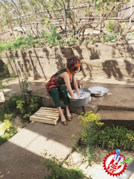 Муниса Ризаева ўзи кир ювиб, тандирда нон ёпишни ҳам биладими...