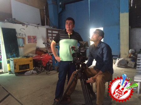 Зоирбек “Рухсора” исмли қизга қўшиқ куйлади