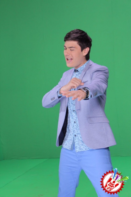 Зоирбек “Рухсора” исмли қизга қўшиқ куйлади