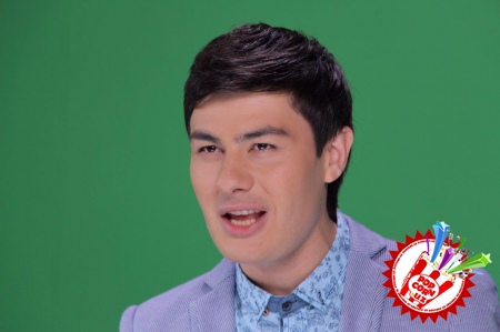 Зоирбек “Рухсора” исмли қизга қўшиқ куйлади