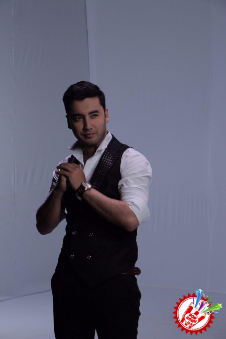 Зоирбек “Рухсора” исмли қизга қўшиқ куйлади