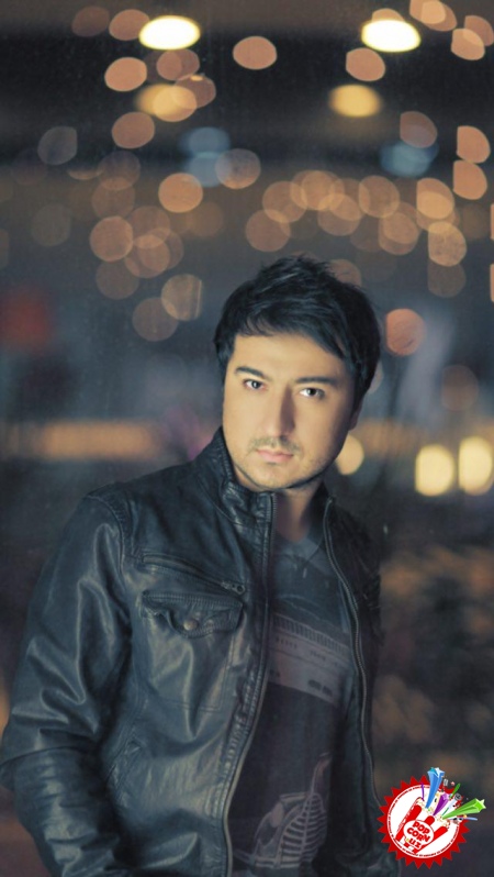 Улуғбек Исмаилов мухлисларига совға тайёрламоқда