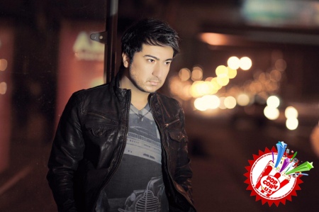 Улуғбек Исмаилов мухлисларига совға тайёрламоқда