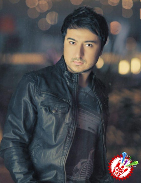 Улуғбек Исмаилов мухлисларига совға тайёрламоқда