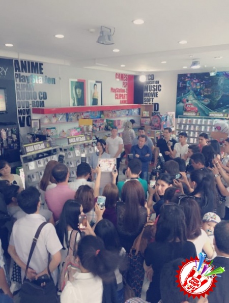 Шаҳзода “Раҳмат ҳаёт” деб номланган альбом тақдимотини ўтказди