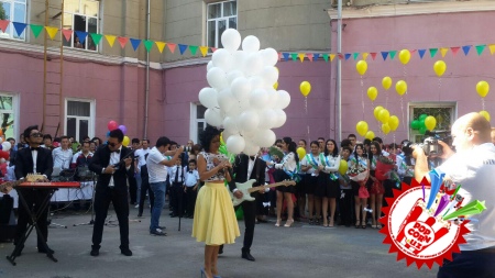 25 май тонгда Нилуфар Усмонова мактаб битирувчиларига кутилмаган совға улашди