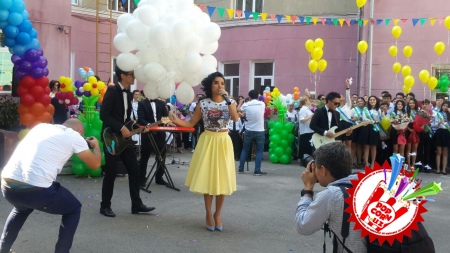 25 май тонгда Нилуфар Усмонова мактаб битирувчиларига кутилмаган совға улашди