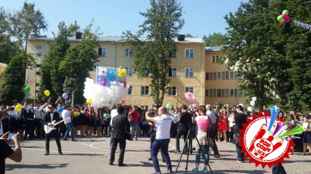 25 май тонгда Нилуфар Усмонова мактаб битирувчиларига кутилмаган совға улашди