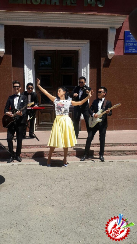 25 май тонгда Нилуфар Усмонова мактаб битирувчиларига кутилмаган совға улашди