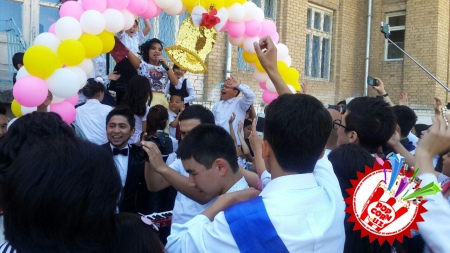 25 май тонгда Нилуфар Усмонова мактаб битирувчиларига кутилмаган совға улашди