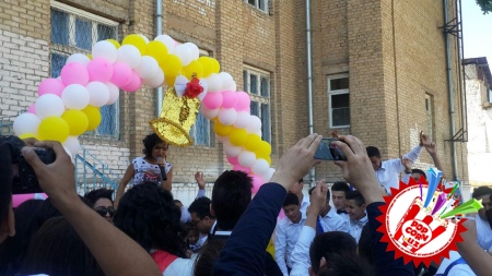 25 май тонгда Нилуфар Усмонова мактаб битирувчиларига кутилмаган совға улашди