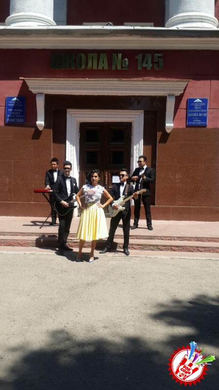 25 май тонгда Нилуфар Усмонова мактаб битирувчиларига кутилмаган совға улашди