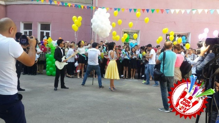 25 май тонгда Нилуфар Усмонова мактаб битирувчиларига кутилмаган совға улашди