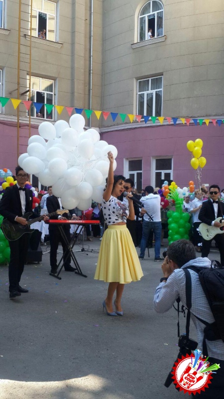 25 май тонгда Нилуфар Усмонова мактаб битирувчиларига кутилмаган совға улашди