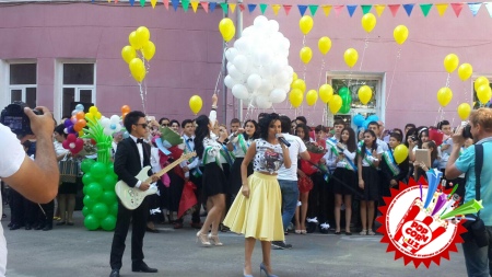 25 май тонгда Нилуфар Усмонова мактаб битирувчиларига кутилмаган совға улашди