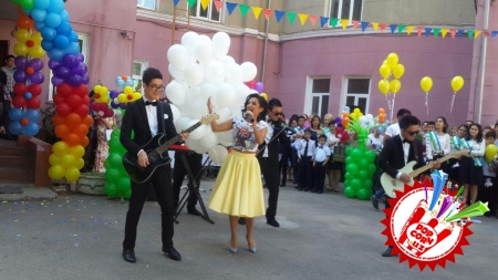 25 май тонгда Нилуфар Усмонова мактаб битирувчиларига кутилмаган совға улашди