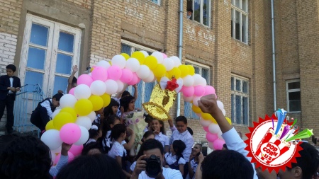 25 май тонгда Нилуфар Усмонова мактаб битирувчиларига кутилмаган совға улашди