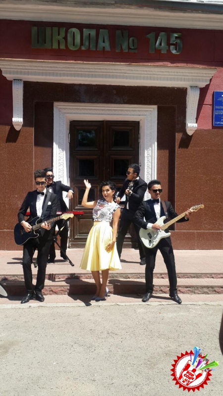 25 май тонгда Нилуфар Усмонова мактаб битирувчиларига кутилмаган совға улашди