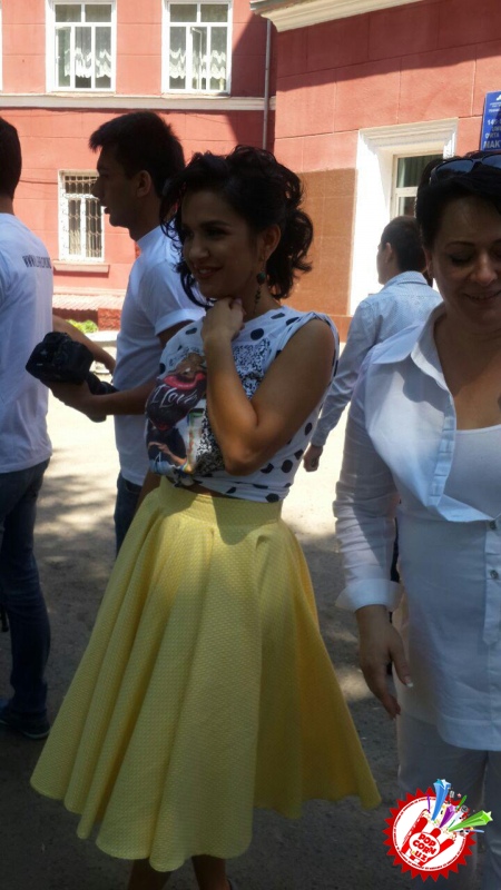 25 май тонгда Нилуфар Усмонова мактаб битирувчиларига кутилмаган совға улашди