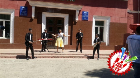 25 май тонгда Нилуфар Усмонова мактаб битирувчиларига кутилмаган совға улашди