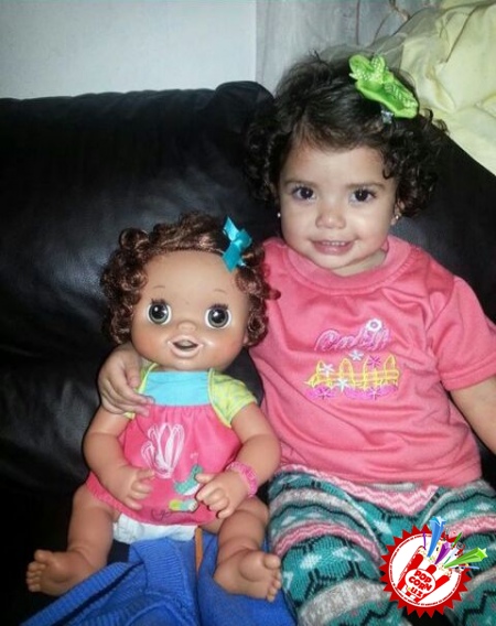  Севимли қўғирчоқларига шу қадар яқин ўхшаш болажонлар