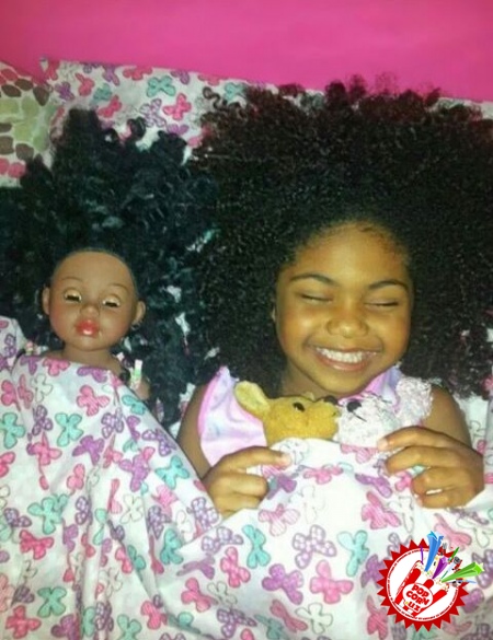  Севимли қўғирчоқларига шу қадар яқин ўхшаш болажонлар