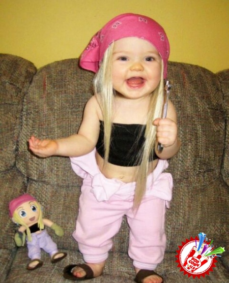  Севимли қўғирчоқларига шу қадар яқин ўхшаш болажонлар