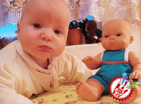  Севимли қўғирчоқларига шу қадар яқин ўхшаш болажонлар