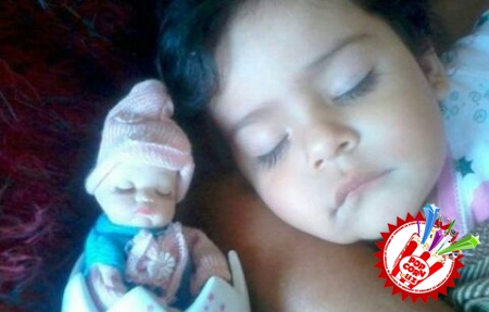  Севимли қўғирчоқларига шу қадар яқин ўхшаш болажонлар