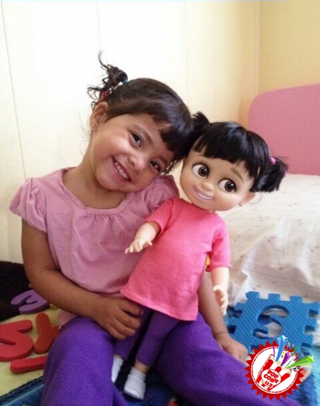  Севимли қўғирчоқларига шу қадар яқин ўхшаш болажонлар