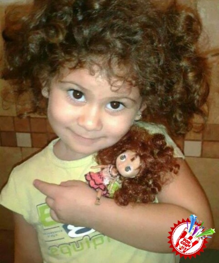  Севимли қўғирчоқларига шу қадар яқин ўхшаш болажонлар