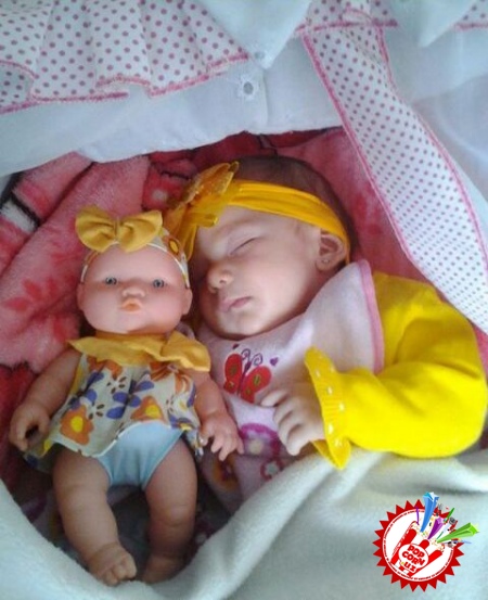  Севимли қўғирчоқларига шу қадар яқин ўхшаш болажонлар